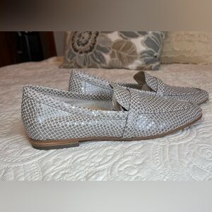 Vionic Women's Textured Reptile Gray Flat Loafer
